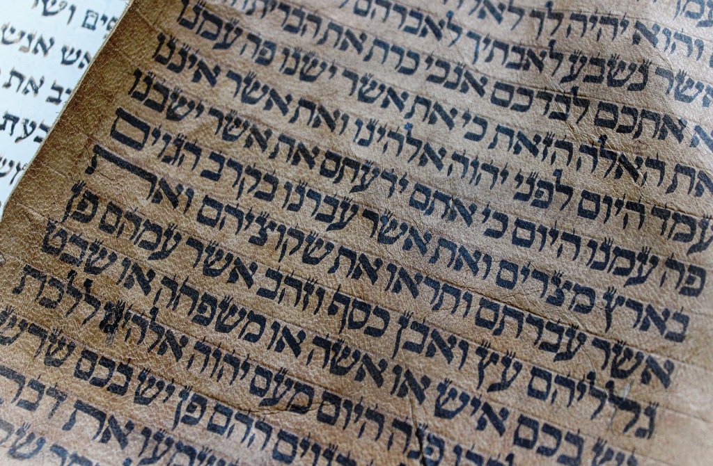 Hébreu écrit sur une feuille