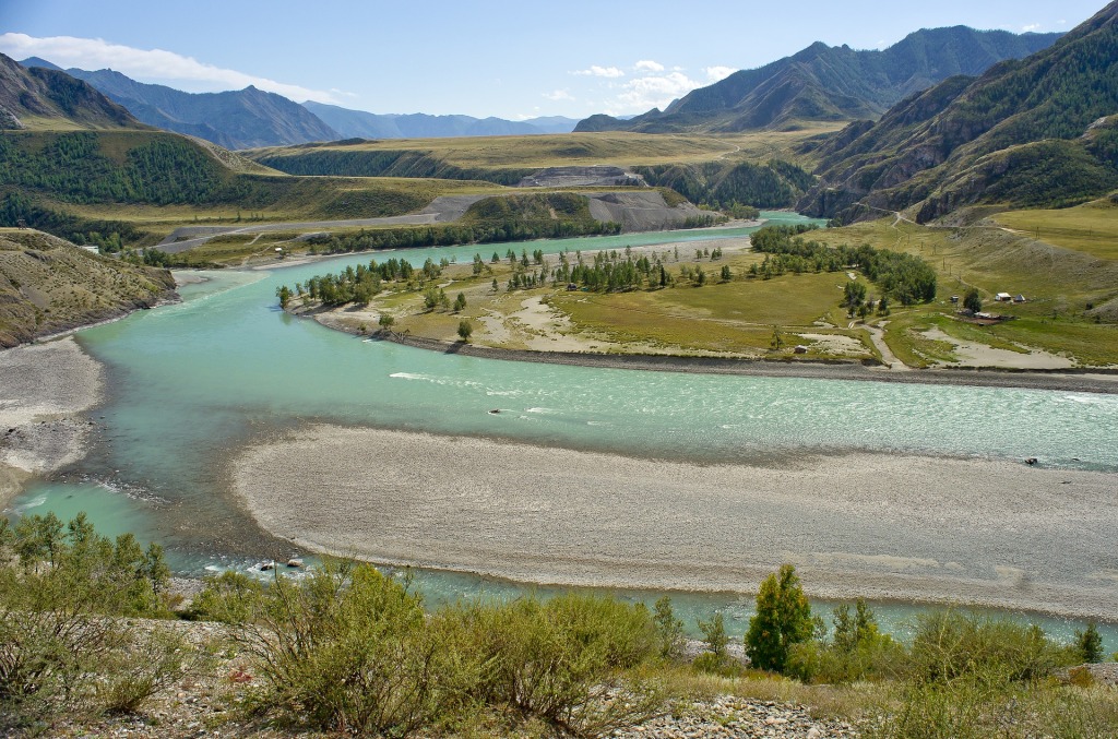 Paysage avec une rivière qui traverse la Sibérie 