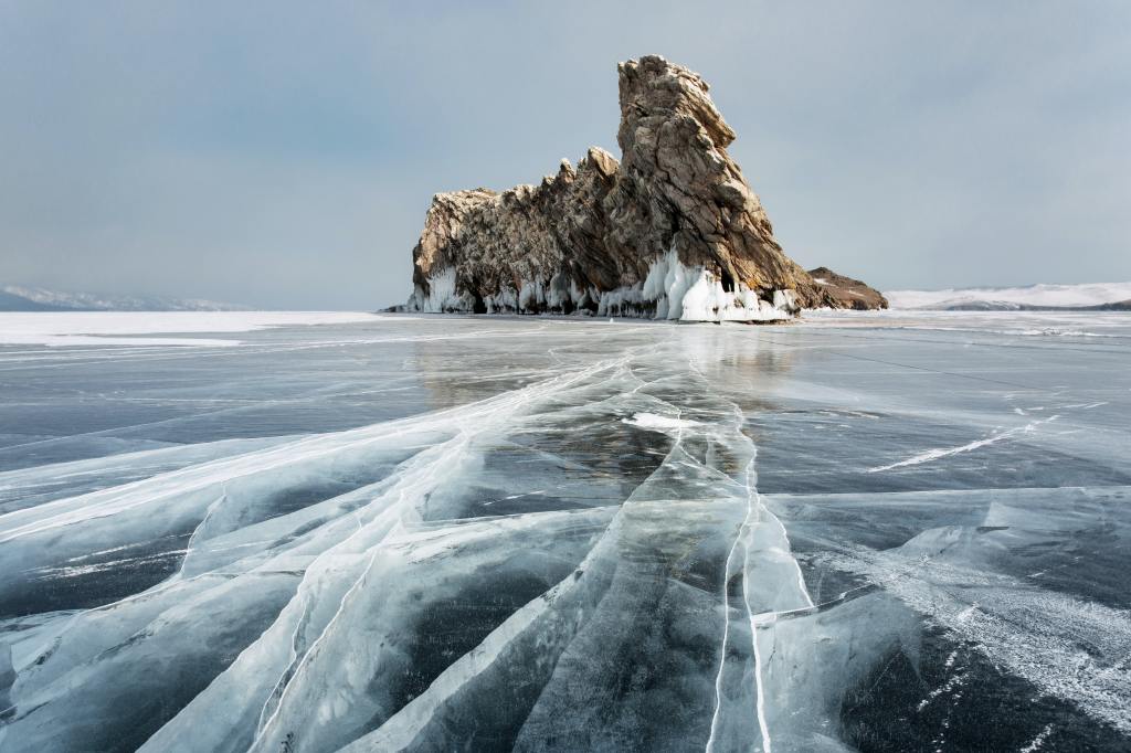 Rocher coincé dans un lac de glace en Sibérie