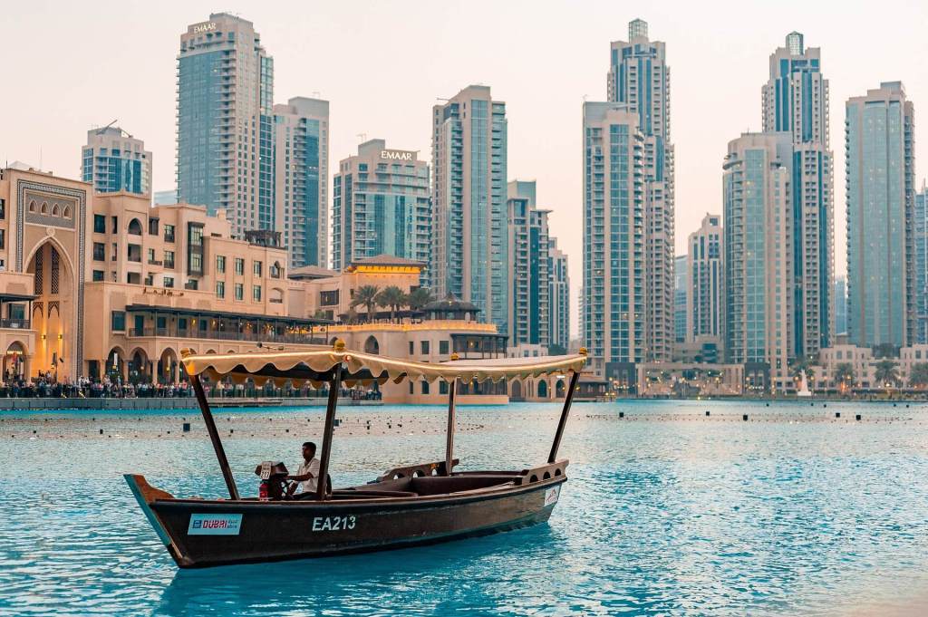 Bateau dans les eaux de Dubai