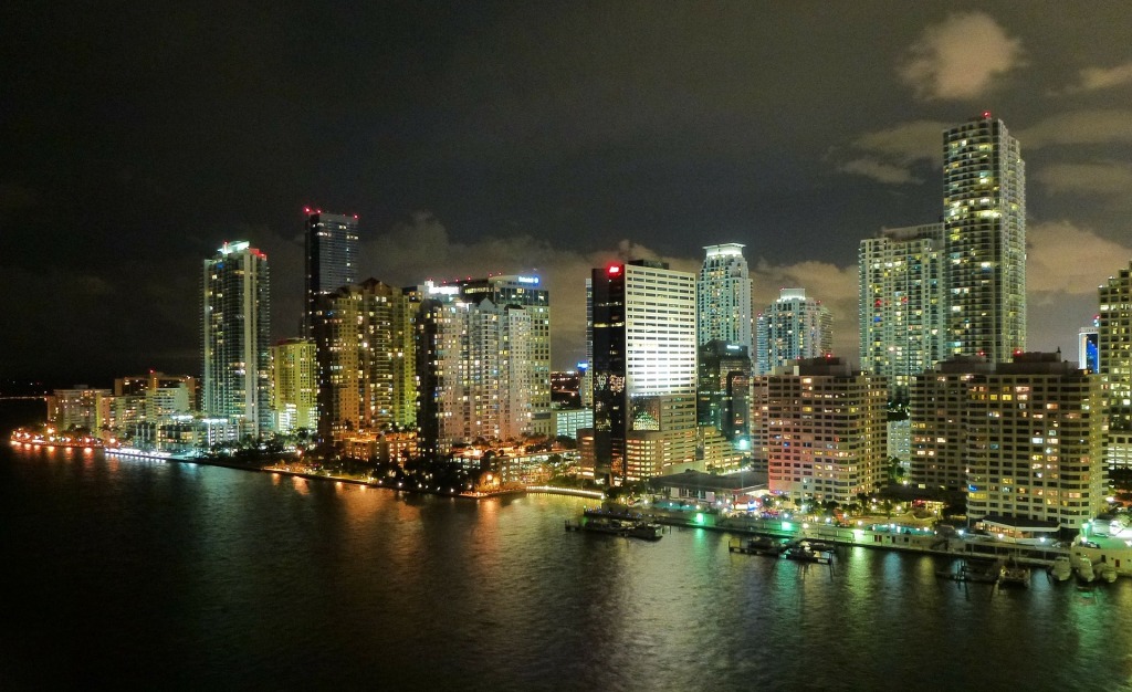 Bord de mer à Miami de nuit