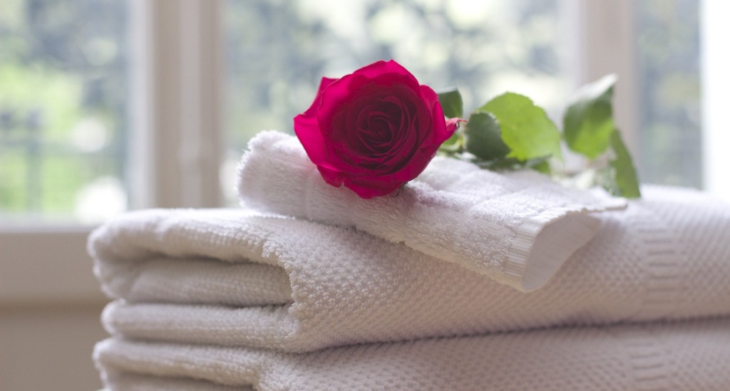 Rose sur des serviettes blanches
