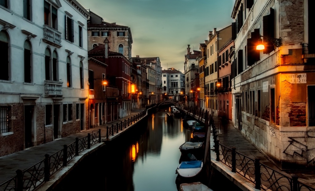 Canal dans les rues de Venise