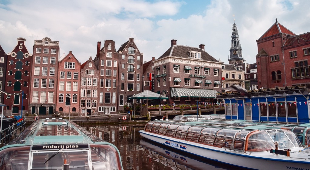 Péniche sur l'eau dans Amsterdam 