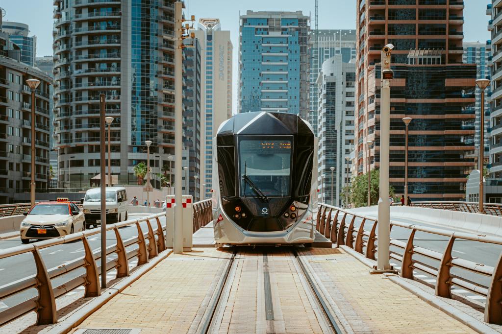 Tramway noir et blanc à Dubai