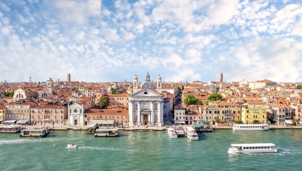 Batiment historique au bord de l'eau à Venise