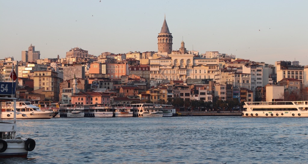 Vu de la mer sur une tour pointu à Istanbul