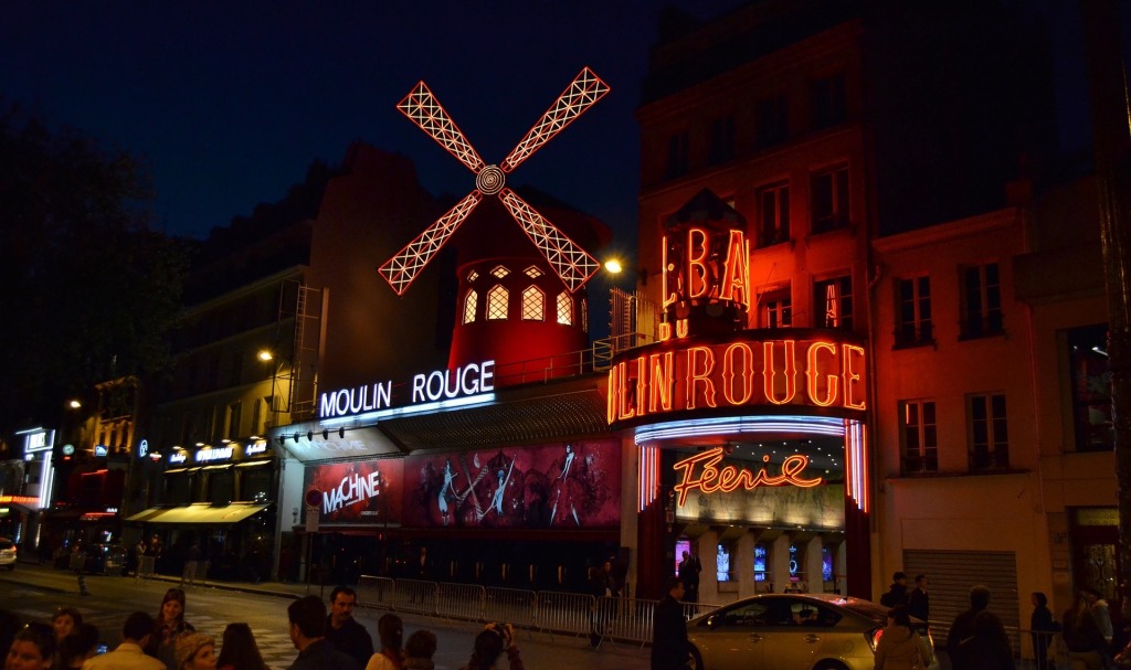 Moulin illuminé en rouge à paris la nuit