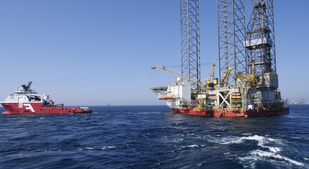 Plateforme pétrolière dans la mer