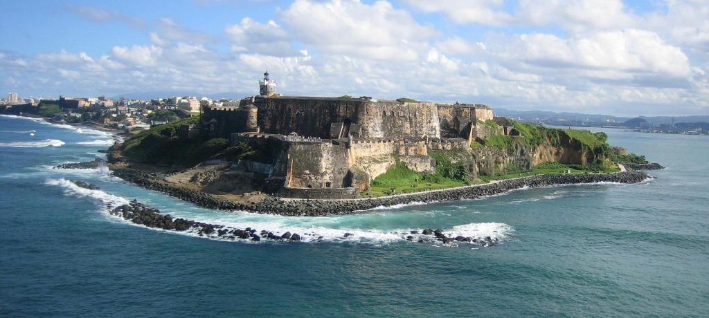 Remparts d'un chateau en bord de met à Porto Rico