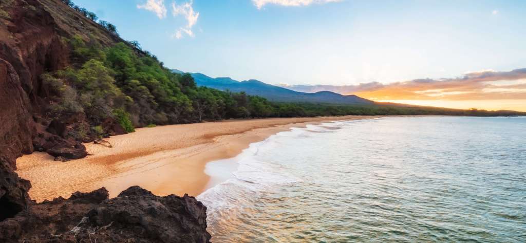 Plage de sable blanc déserte à Hawaii