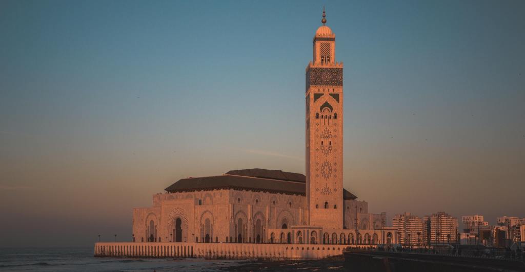 Mosquée avec un grand minaret et de grande fresque en Afrique