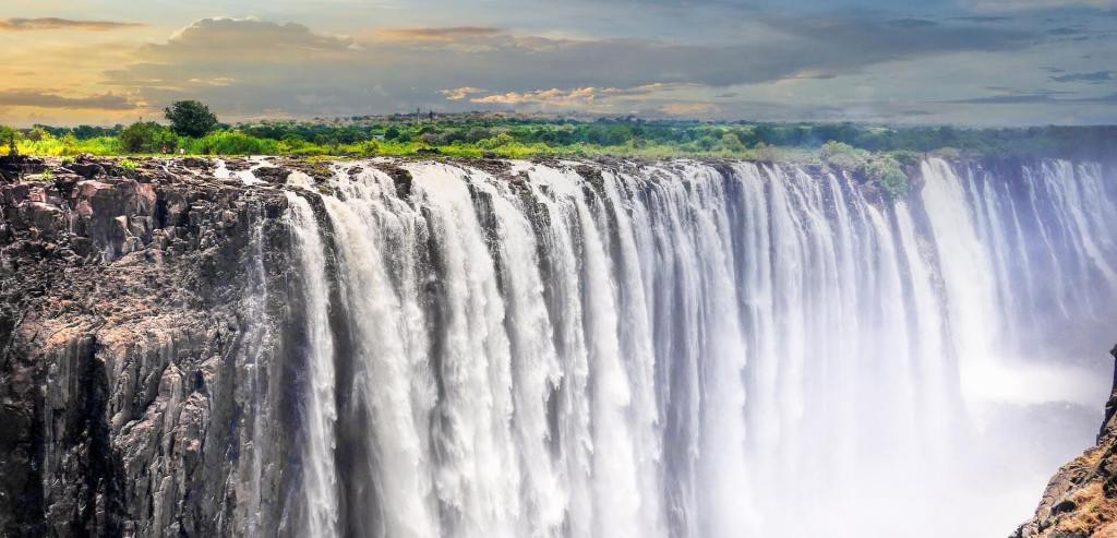 Très grande cascade dans un pays d'Afrique  