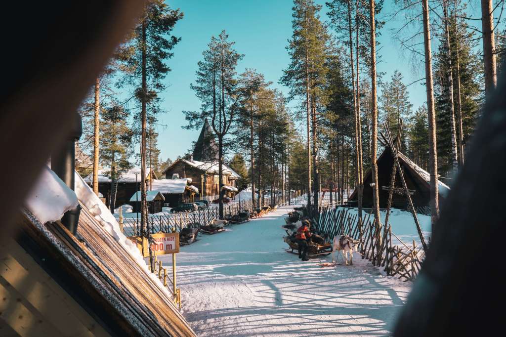 Paysage montagneux et enneigé en Finlande 