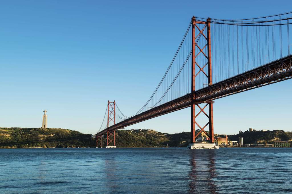 Grand pont traversant un fleuve au Portugal