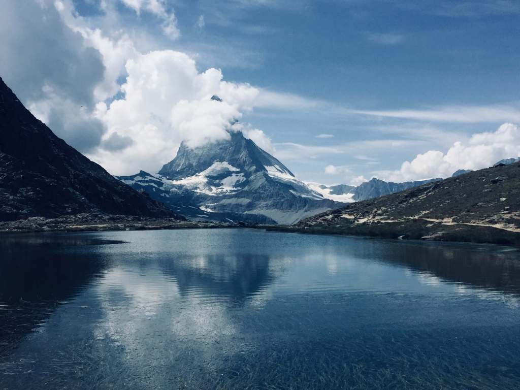 Lac entourer de montagne en Suisse 