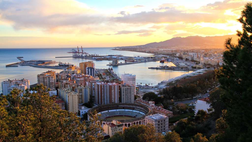 Vue panoramique de Valence avec a la mer en fond voyage en amoureux	